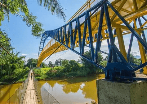 Ponte Metálica sobre Rio