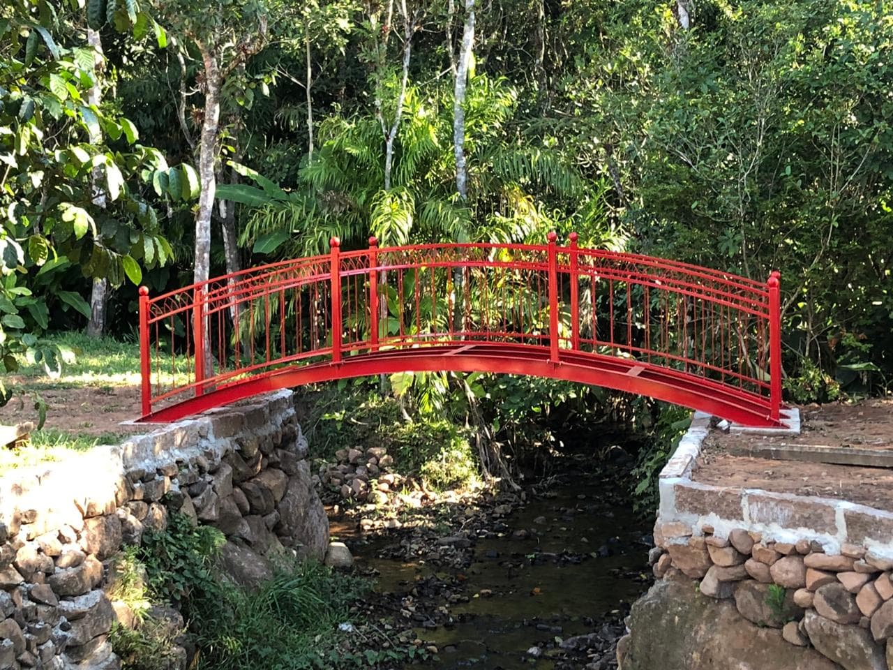 Ponte Decorativa Vermelha